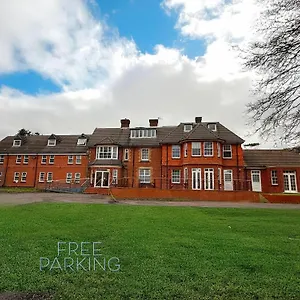 Trivelles Gatwick & Airport Parking *** Crawley (West Sussex)